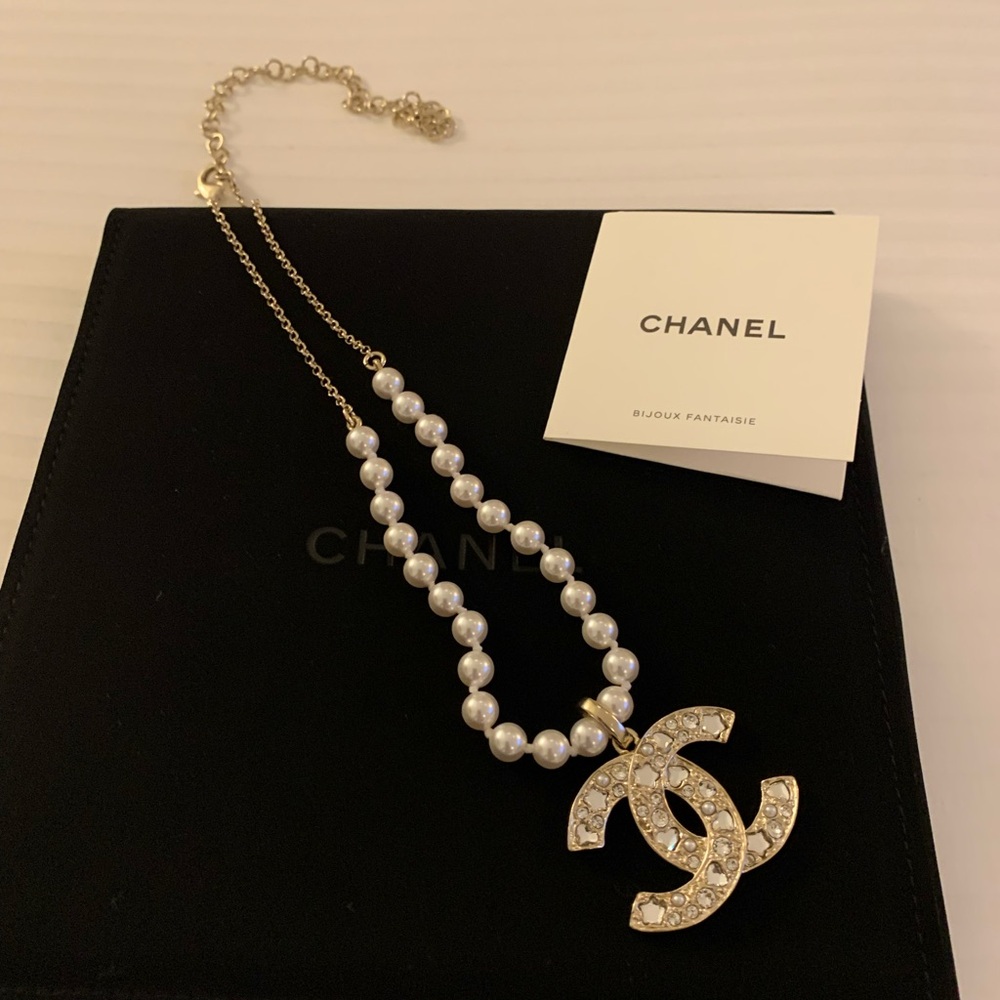 Authentic Brand new,authentic Chanel White Pearl Necklace with pouch,box